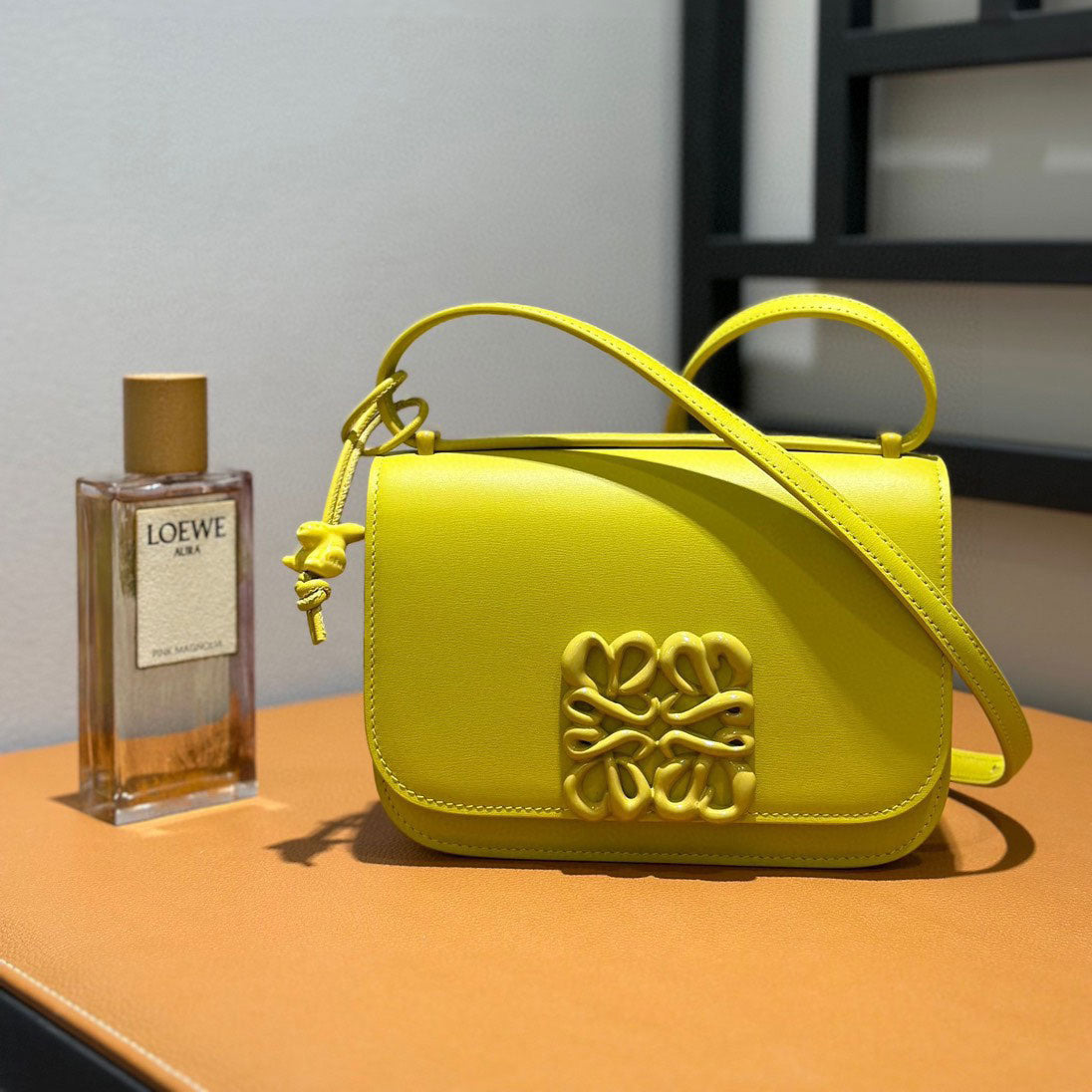 Lôëwe
goya small shoulder bag - Jaune
