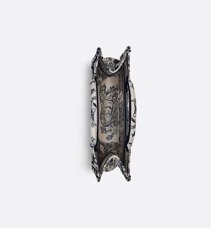 Sac Diôr Book Tote Medium
Broderie Toile de Jouy écrue et bleue