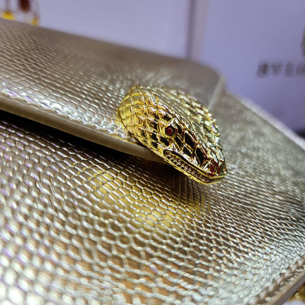 Bvlg@ri Sac bandoulière Serpenti exotique avec étiquette Doré