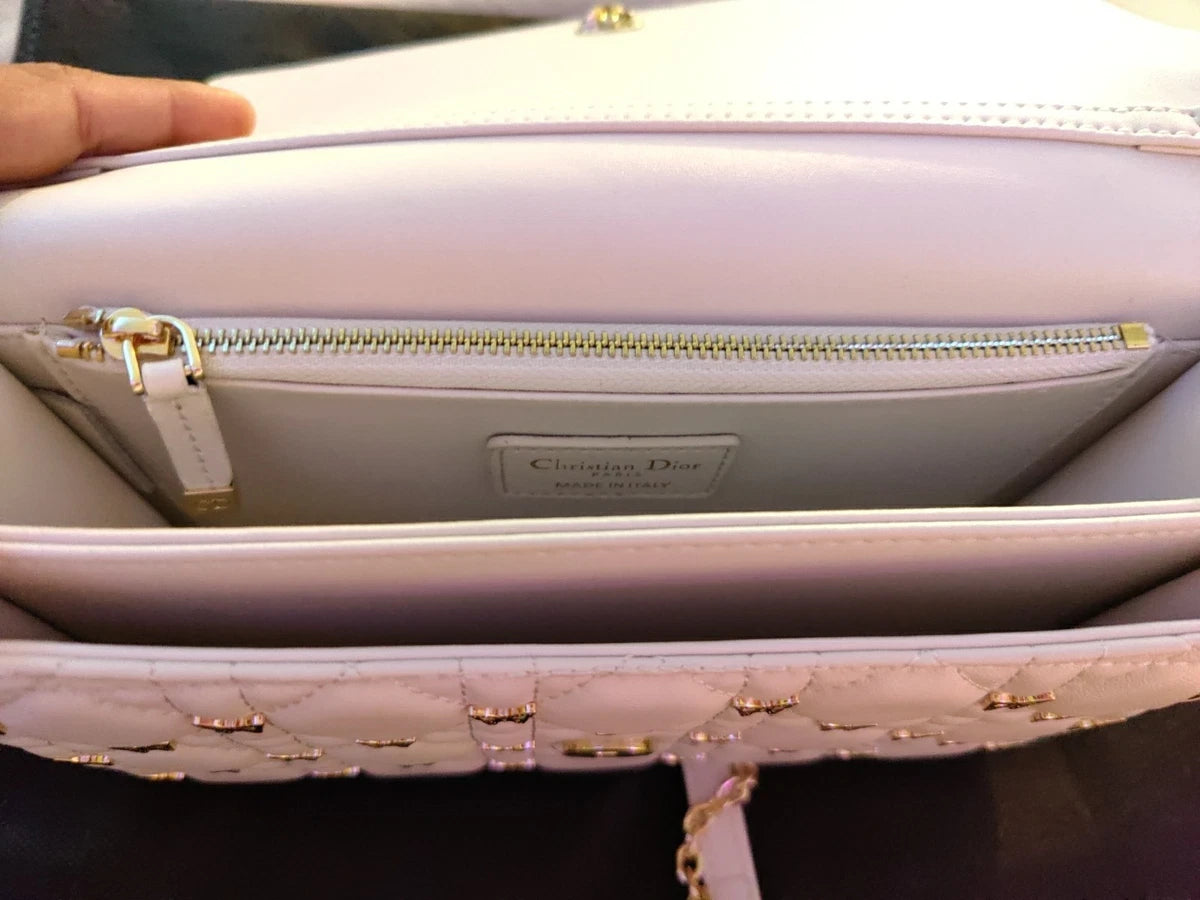 Mini sac My Diôr
d'agneau Cannage blanc et studs dorés Dior Cabinet de Curiosités