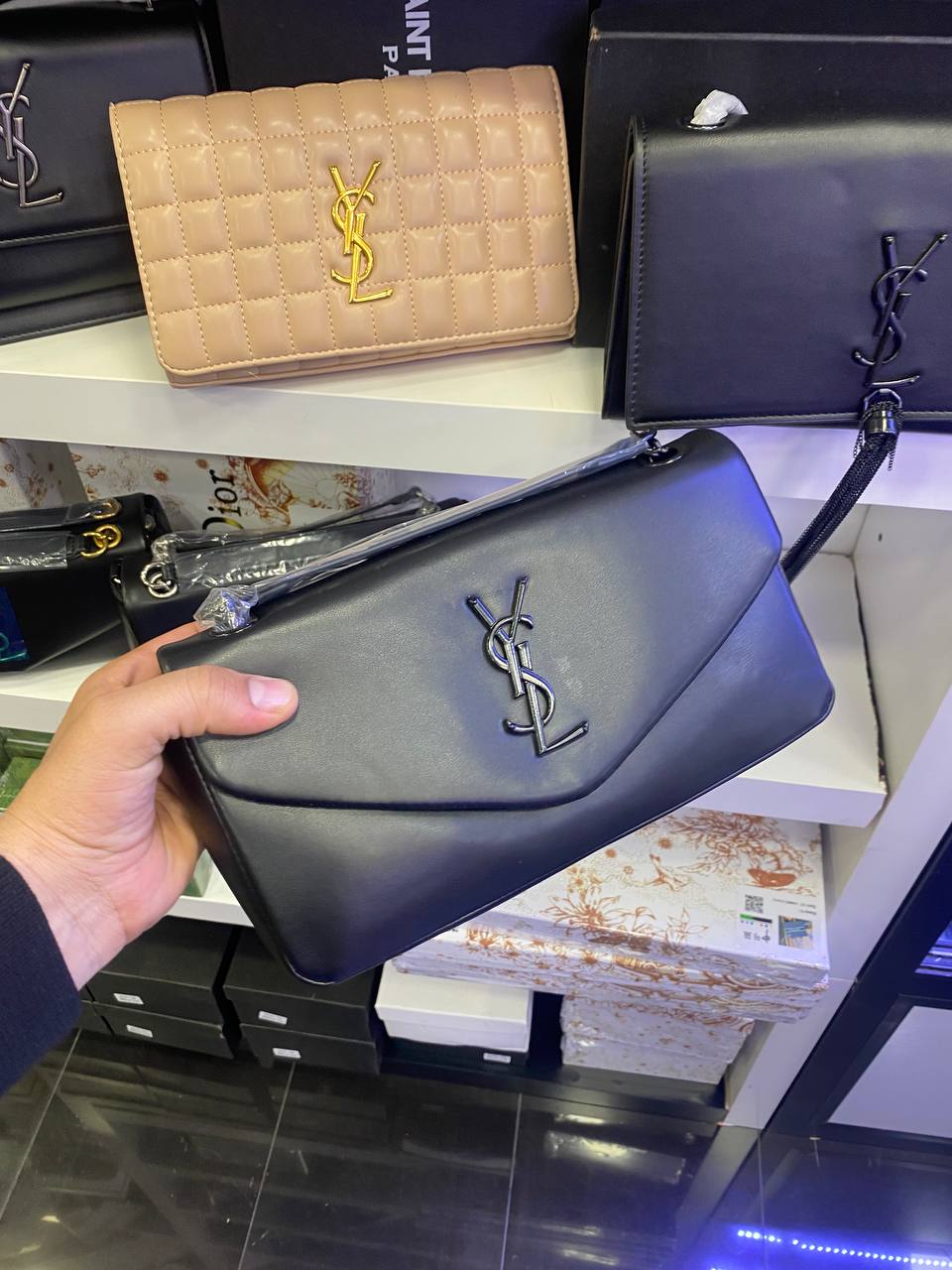 YSL CALYPSO SMALL D'AGNEAU PLONGÉ
BLACK