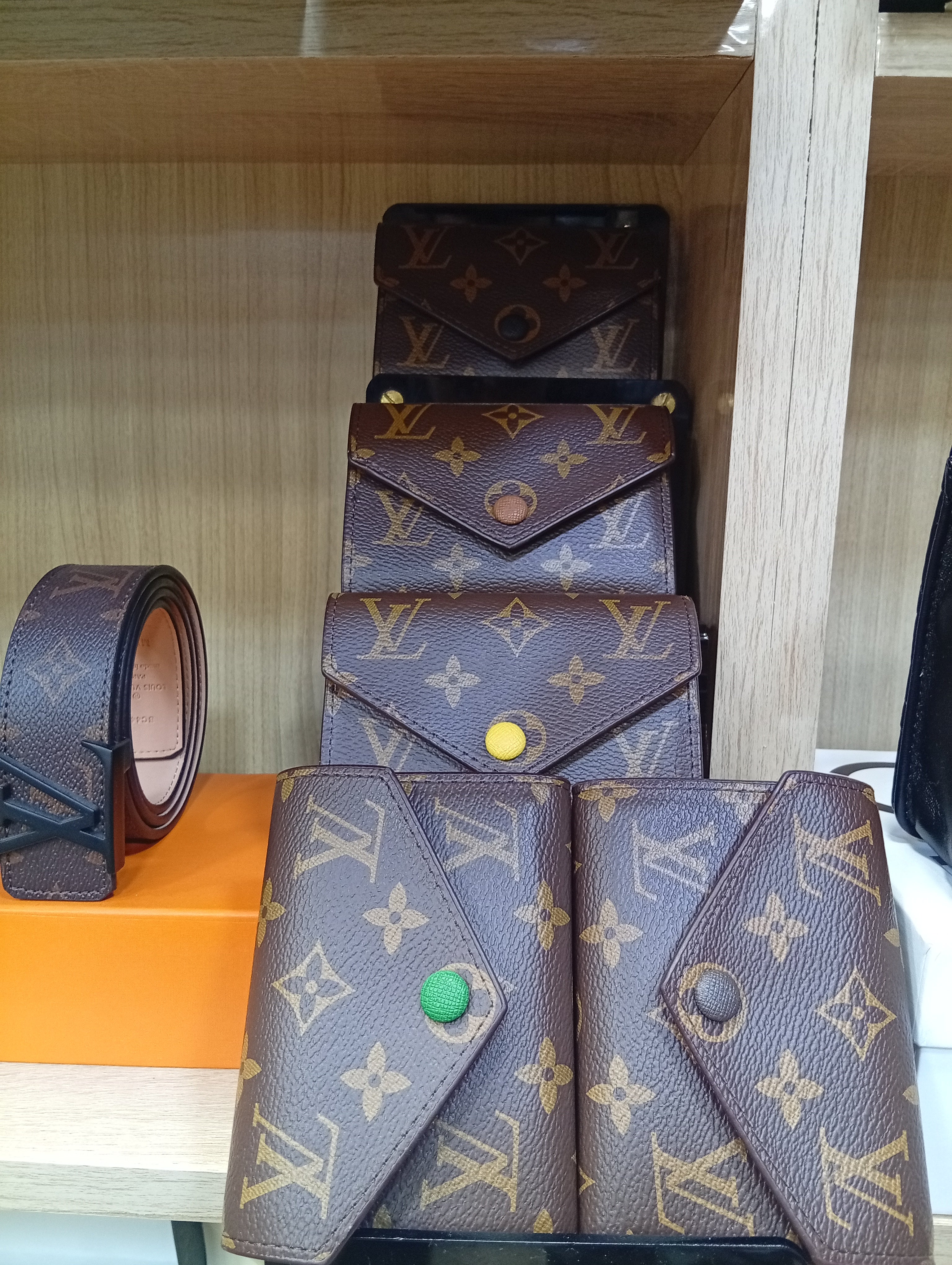 LV Portefeuille en toile Victorine