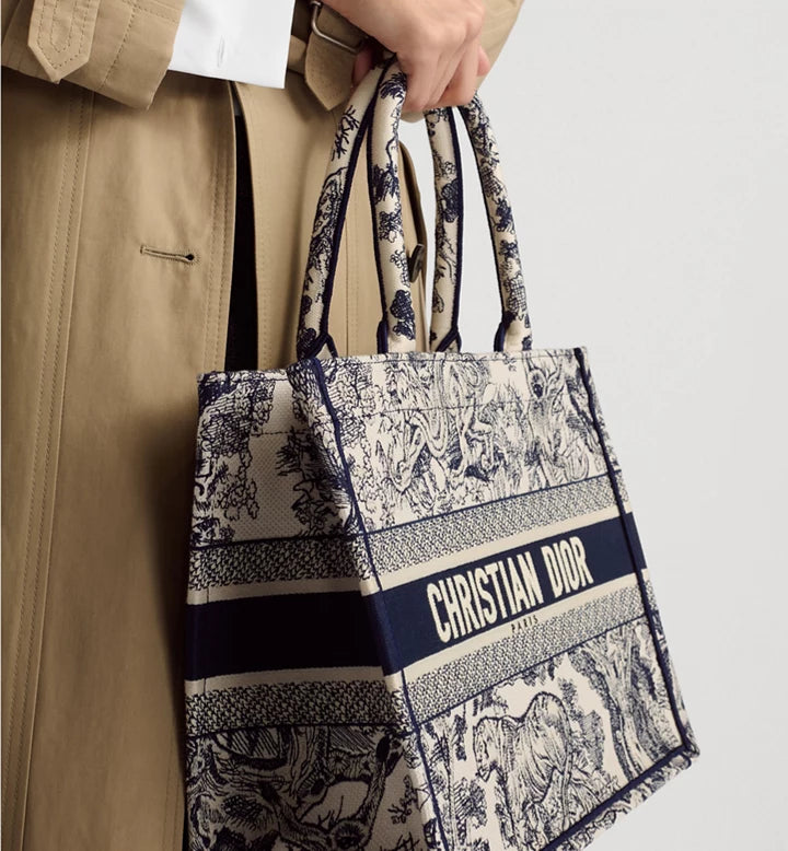 Sac Diôr Book Tote Medium
Broderie Toile de Jouy écrue et bleue