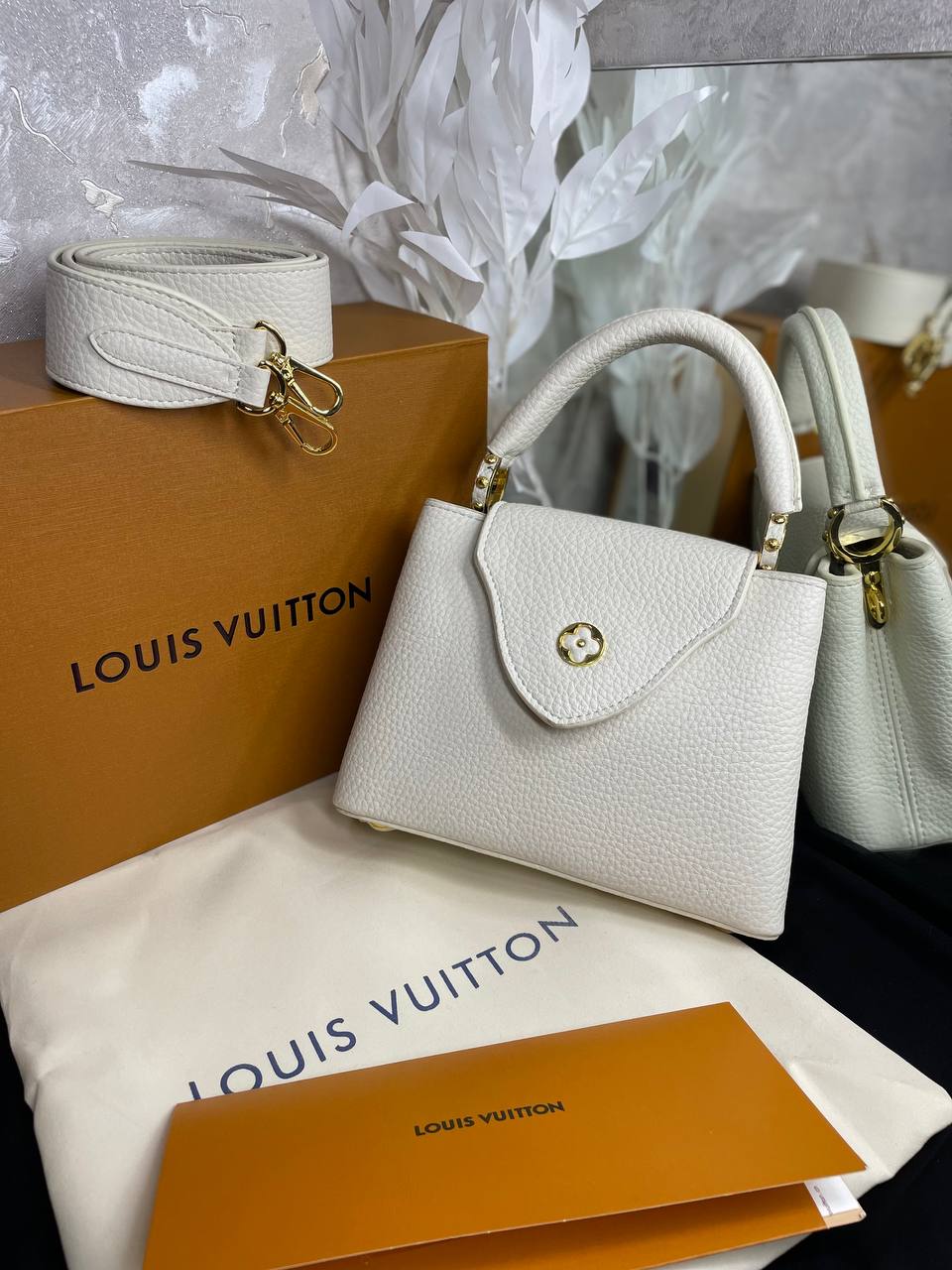 LV Sac Capucines BB En cuir