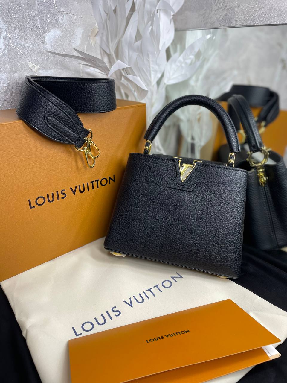 LV Sac Capucines BB En cuir