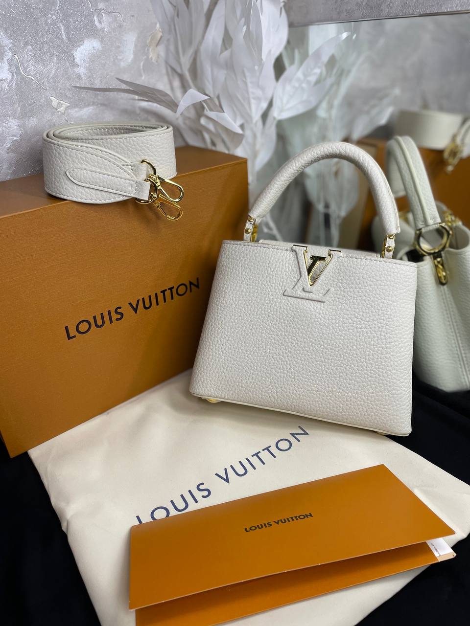 LV Sac Capucines BB En cuir