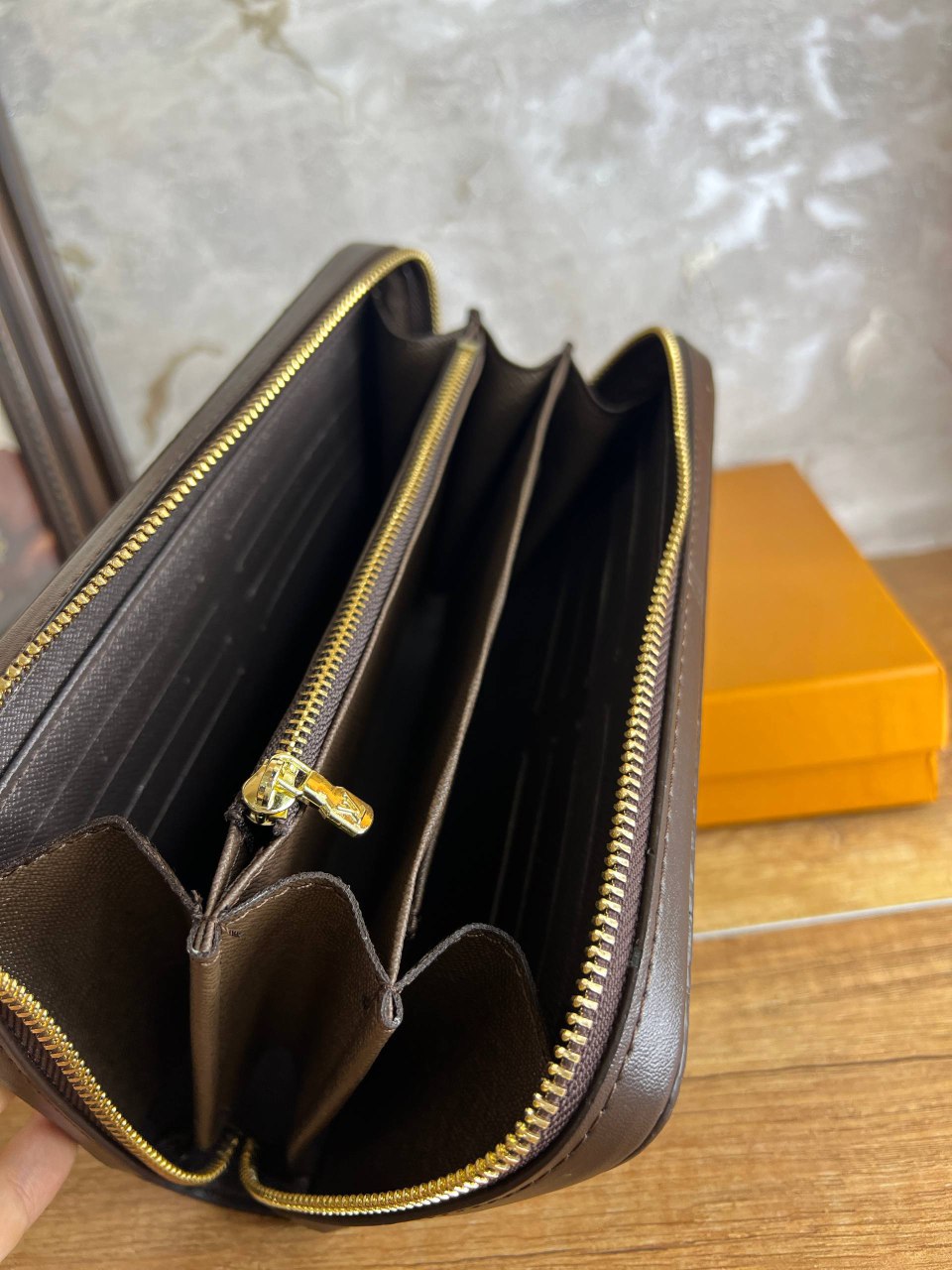 LV Petite maroquinerie Zippy XL
Marron