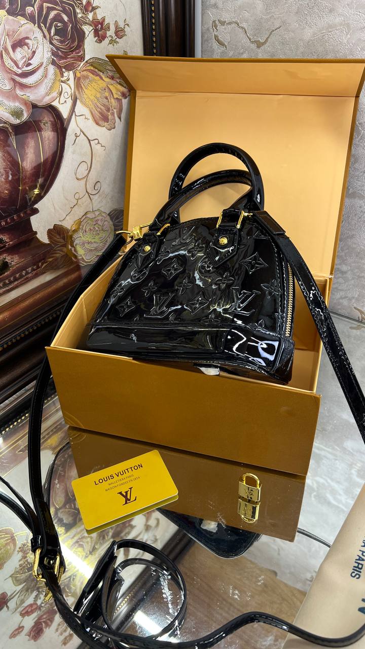 LV
2017 Monogram Vernis Alma BB satchel
