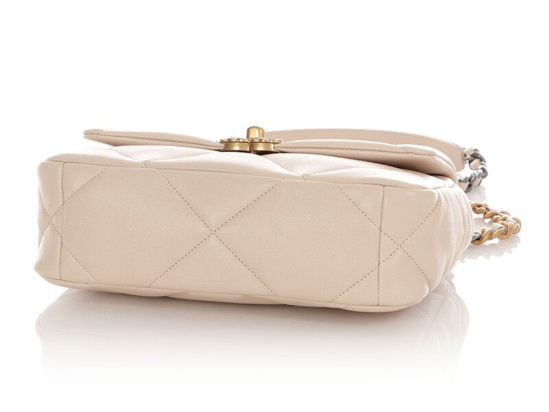 Chanel Sac à rabat Chanel 19 modèle moyen en cuir d'agneau matelassé écru, bijouterie mixte, 2022