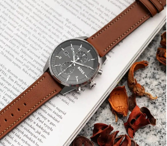 Montre Boss SKYTRAVELLER Montre chronographe à cadran noir et bracelet en cuir marron