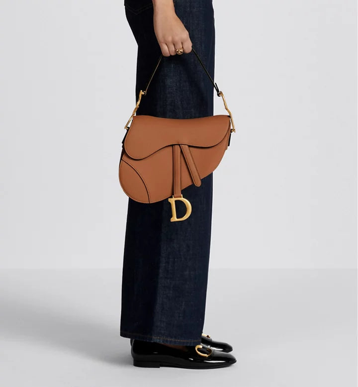 Sac Saddlê à bandoulière de
veau grainé couleur Golden Saddle