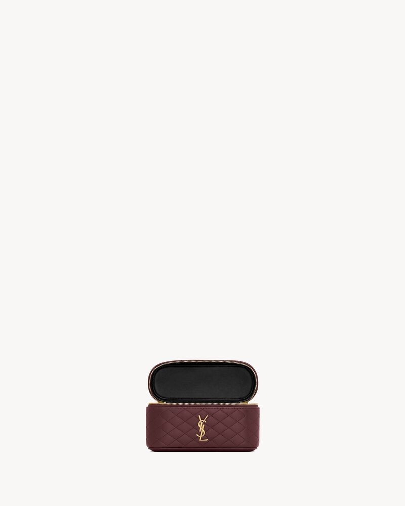 GABY VANITY EN CUIR D’AGNEAU
ROUGE CABERNET