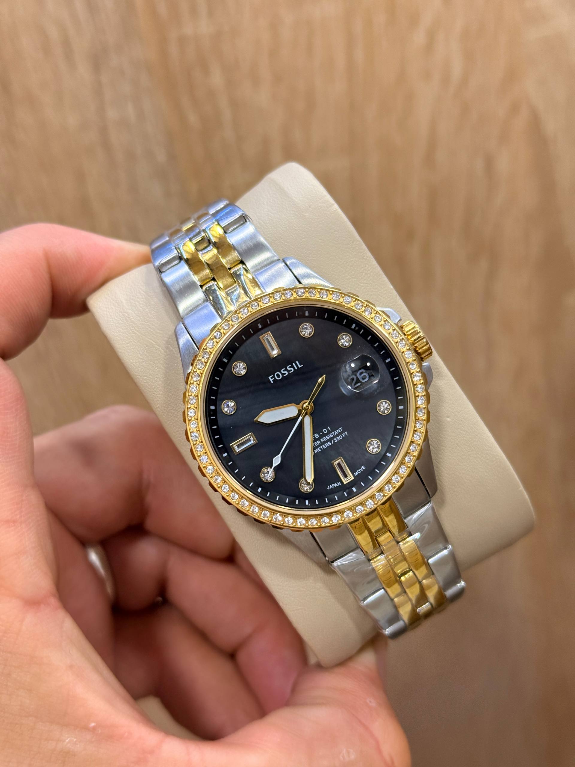 Montre pour femme Fossil ES4997 avec cadran noir orné de cristaux et bracelet en acier inoxydable bicolore