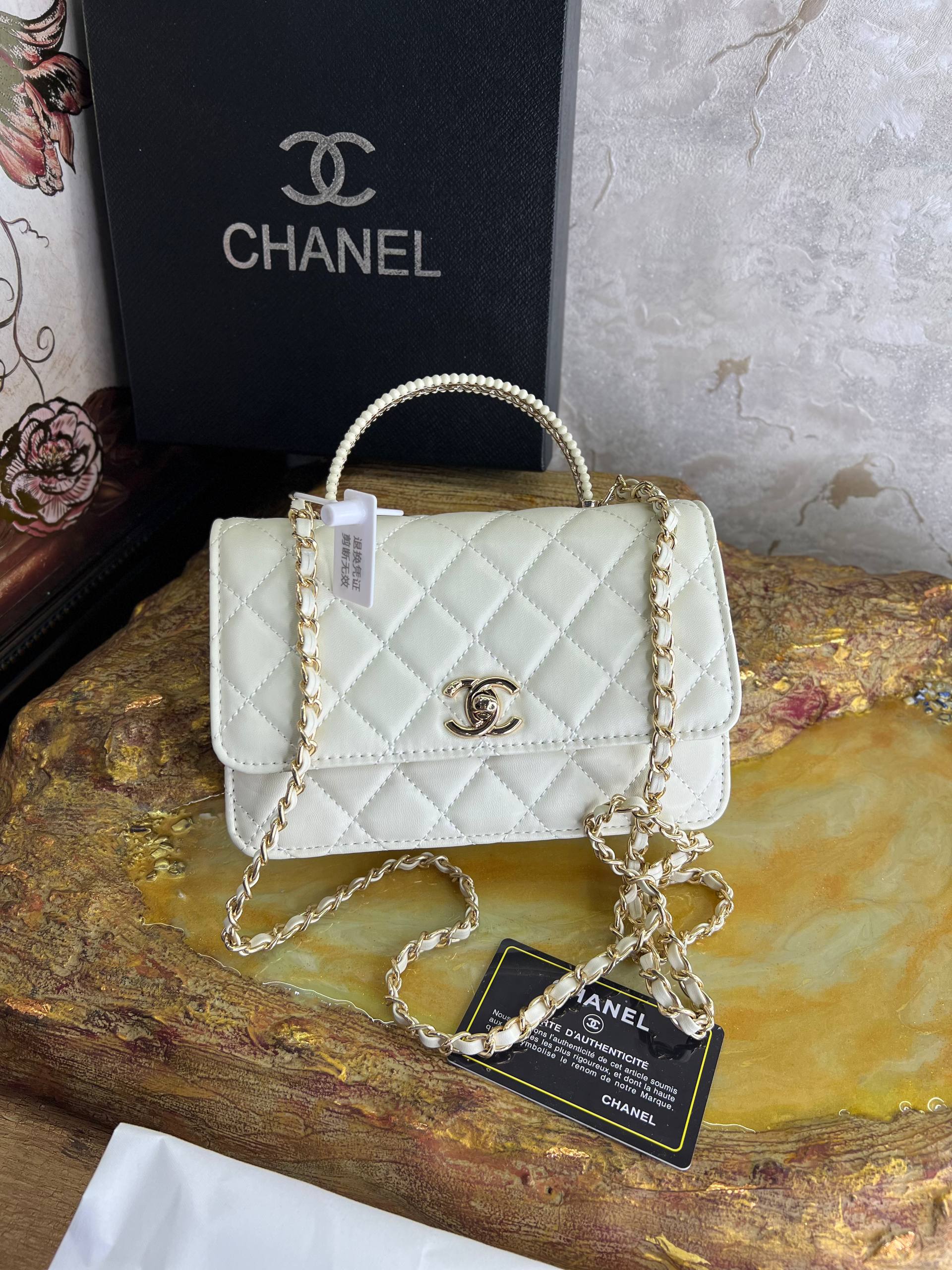 CH@NEL Petit sac à rabat avec anse supérieure,finitions métalliques dorées, blanc