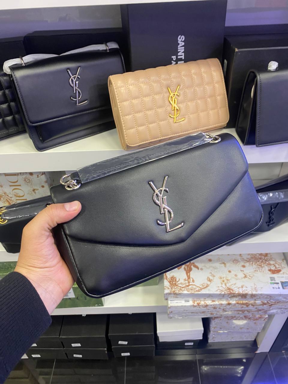 YSL CALYPSO SMALL D'AGNEAU PLONGÉ
BLACK