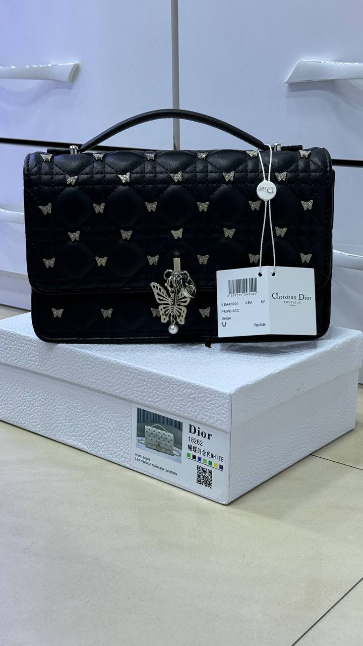Mini sac My Diôr
d'agneau Cannage noir et studs dorés Dior Cabinet de Curiosités