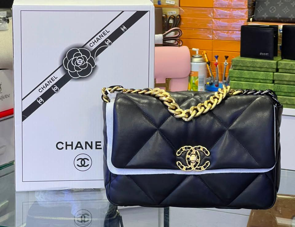 CHANEL
Sac bandoulière Chanel 19 en cuir matelassé noir