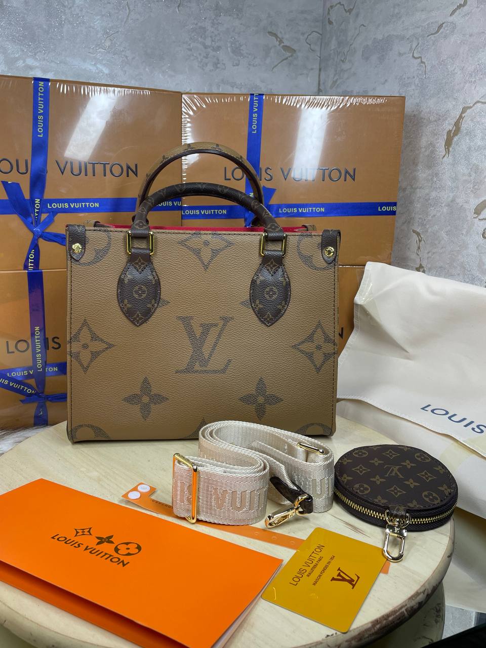 LV Cabas OnTheGo PM En cuir
