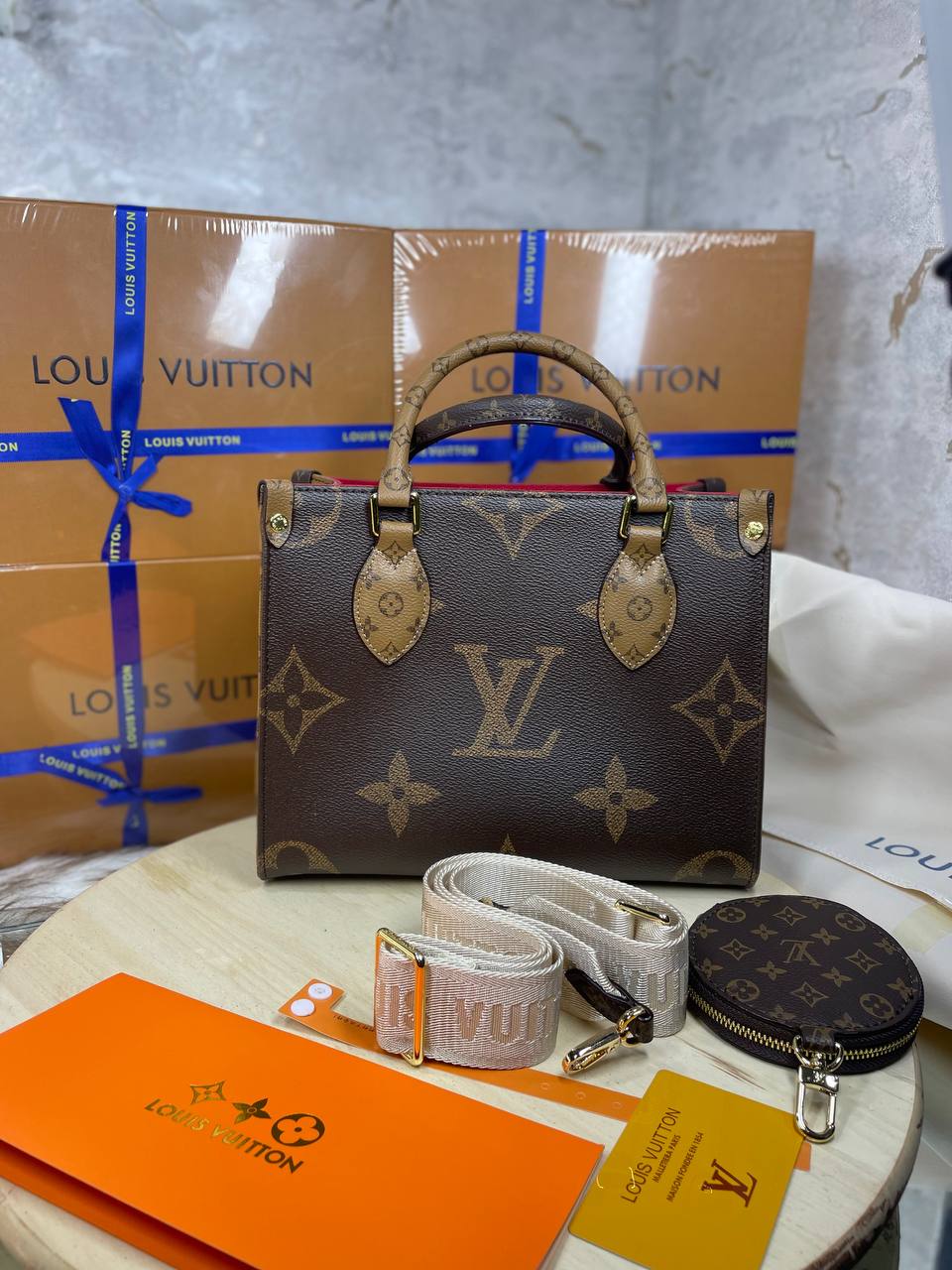 LV Cabas OnTheGo PM En cuir
