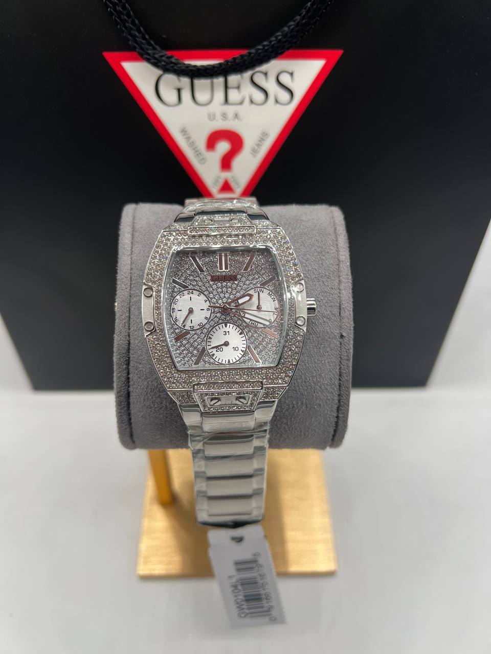 Guess Montre pour femme en stainless garnie de pierres, cadran rectangulaire
GW0104L1