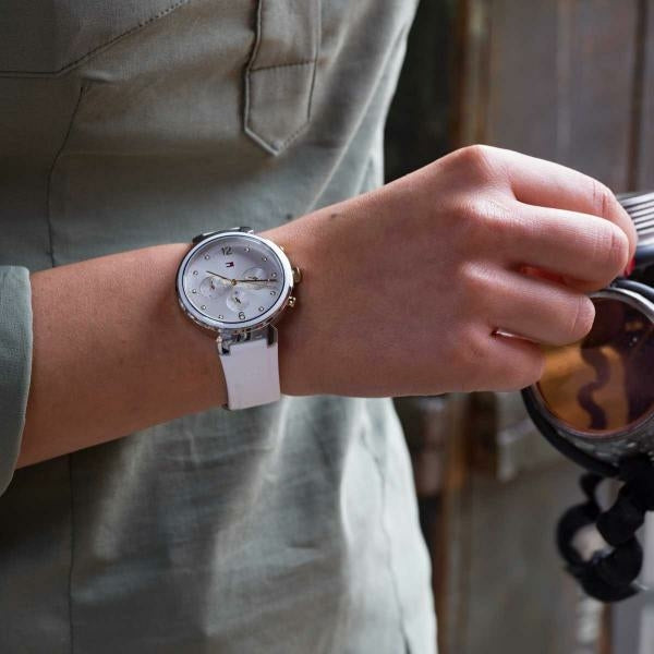 Tômmÿ Hilfiger Women & # 39; s Montre à quartz en acier inoxydable avec sangle en silicone, blanc,