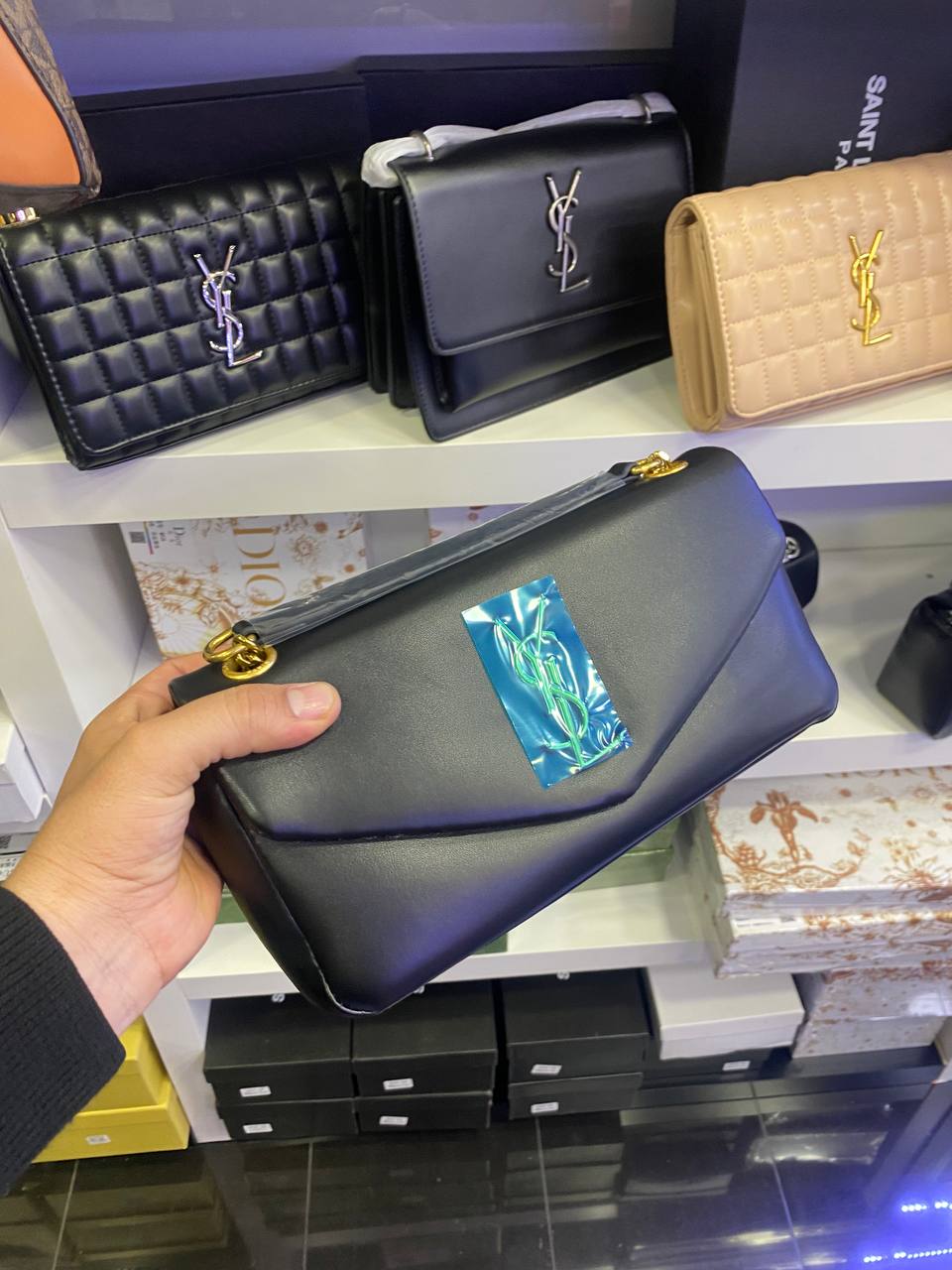 YSL CALYPSO SMALL D'AGNEAU PLONGÉ
BLACK