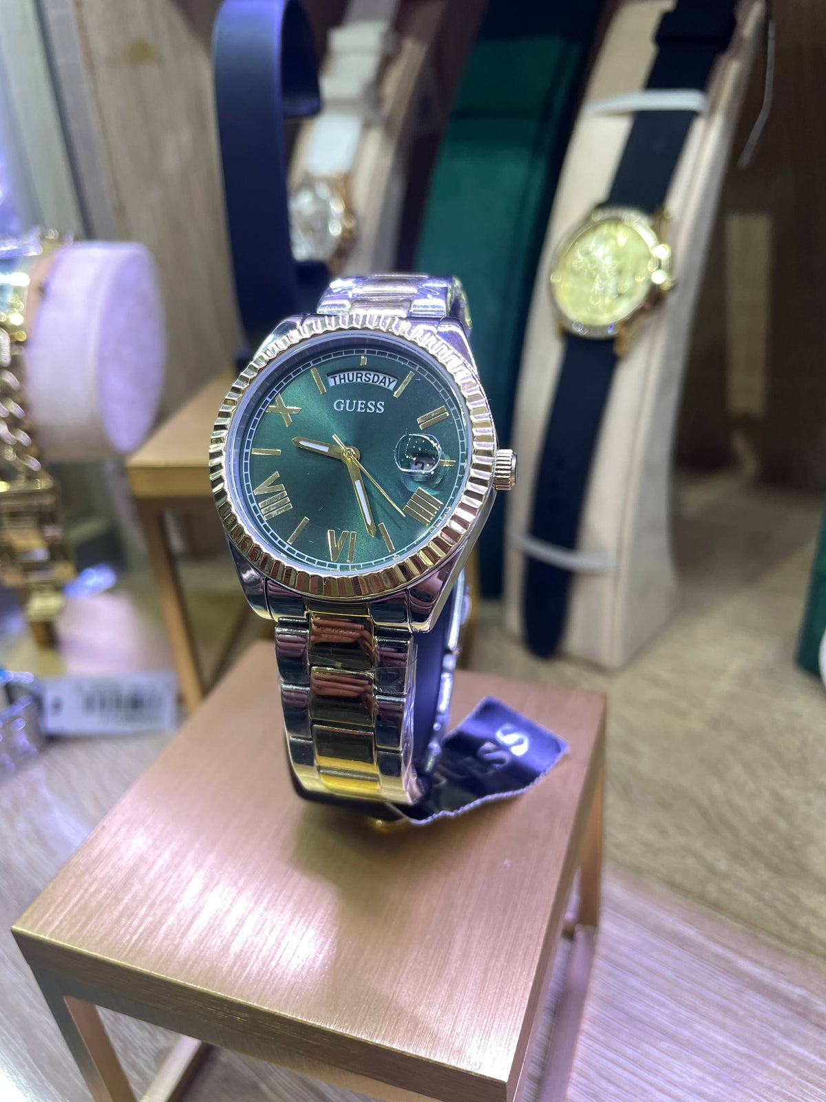 Montre Guess Luna à quartz avec cadran vert et bracelet en acier bicolore pour femme - GW0308L5