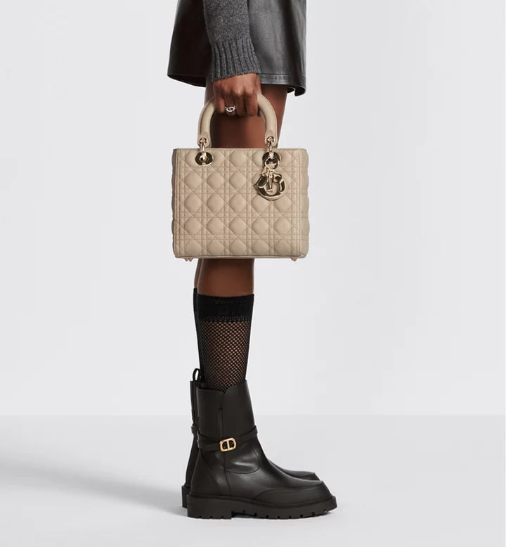 Sac Ladÿ Diôr Medium d'agneau Cannage couleur sable