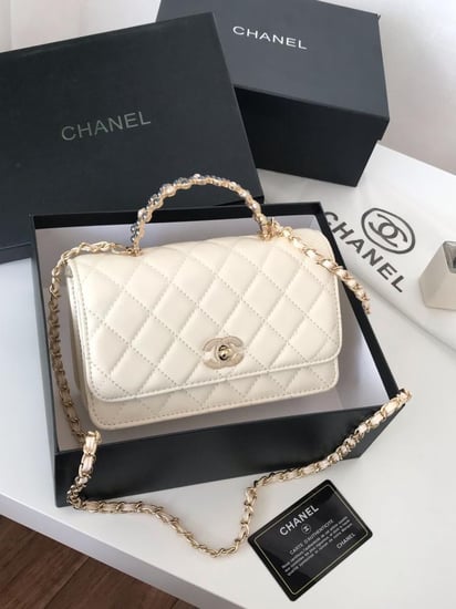CH@NEL Petit sac à rabat avec anse supérieure,finitions métalliques dorées, blanc