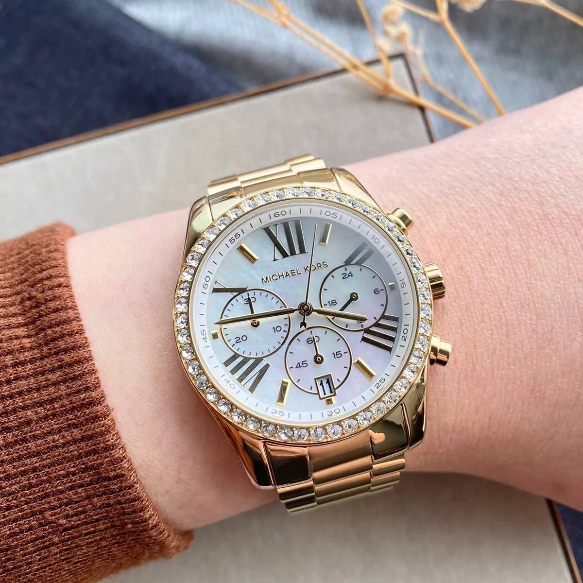 MK Montre Lexington dorée avec pierres pavées