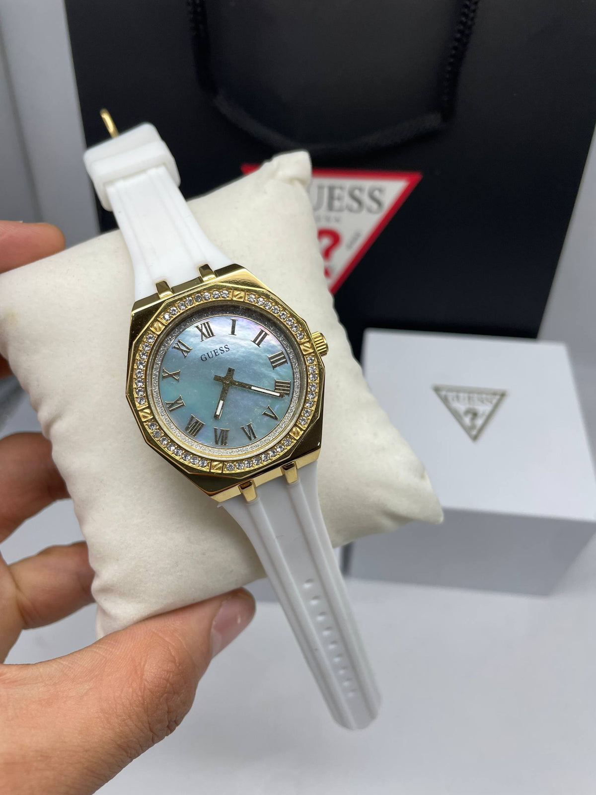 Montre analogique GUESS pour femme, couleur or blanc