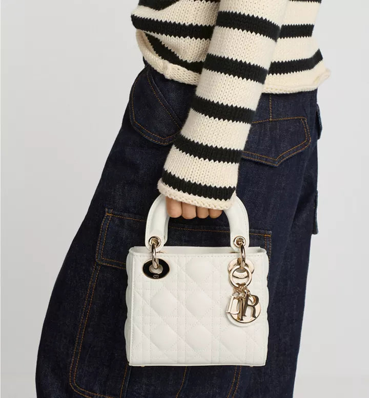 Sac Lady Dior Mini
Cuir d'agneau Cannage couleur latte