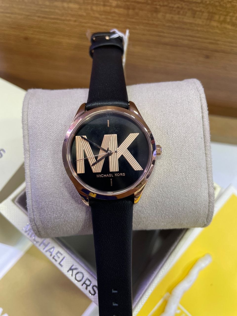 Montre pour femme Michael Kors Jaycie à quartz, cadran noir et bracelet en cuir noir – MK2860
