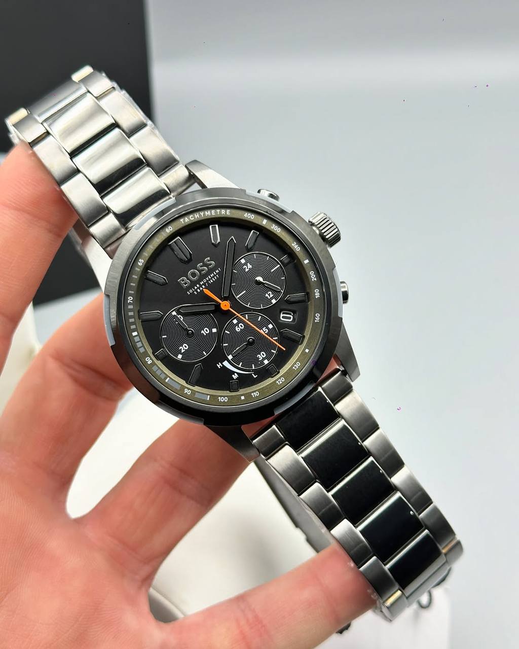 MONTRE CHRONOGRAPHE EN ACIER PLAQUÉ GRIS AVEC BRACELET À MAILLONS