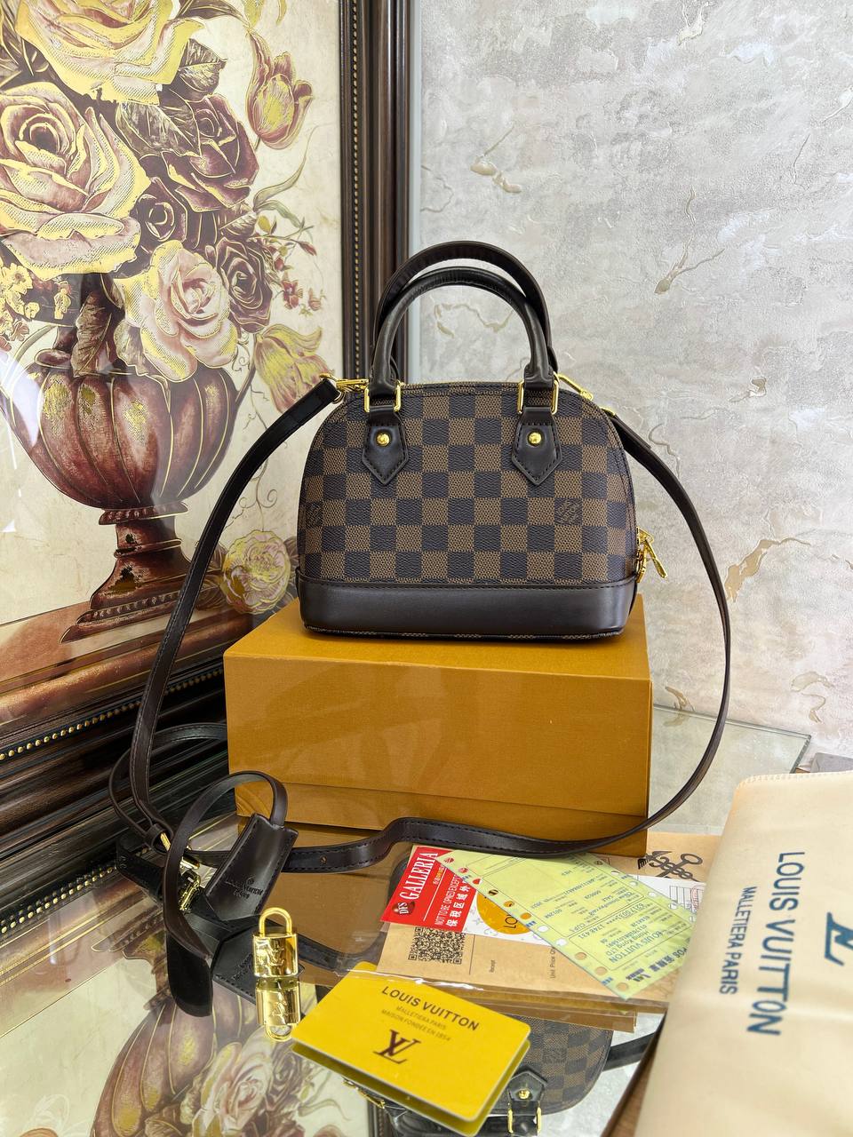 LV Sac à main Alma BB
Marron