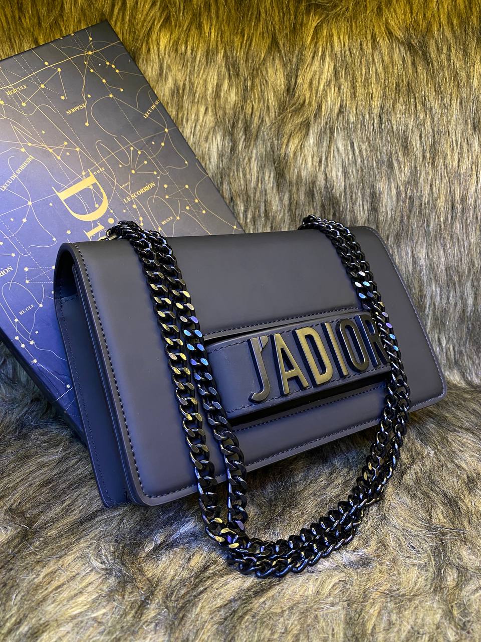 Christian Di*r
Sac bandoulière Di*r J'Adior noir mat