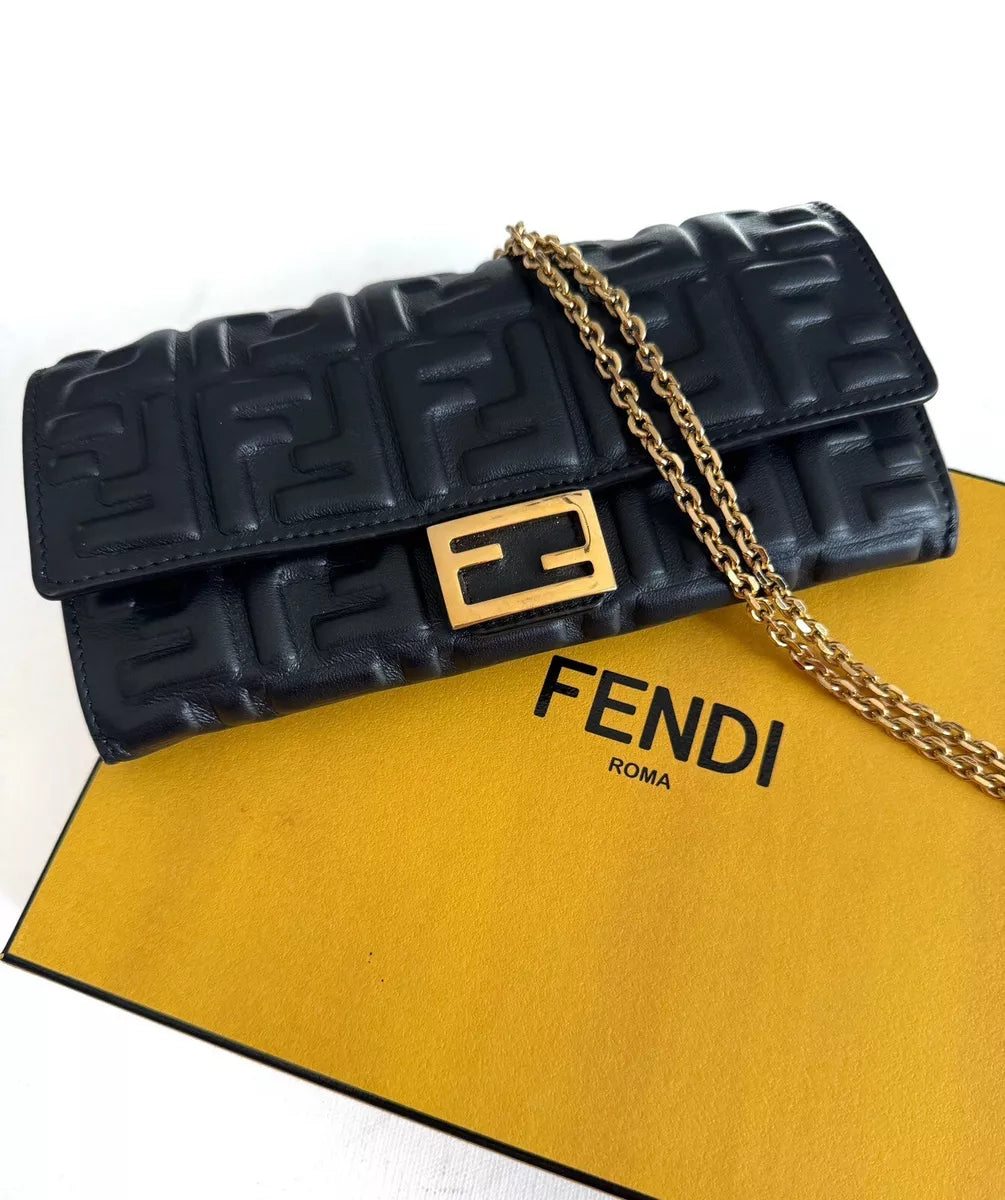 Fêndï Continental Baguette Noir Nappa Gaufré FF Portefeuille sur Chaîne