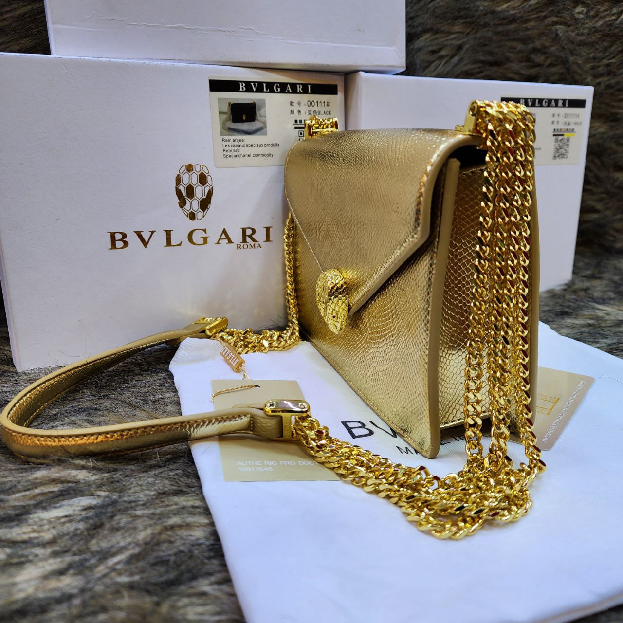 Bvlg@ri Sac bandoulière Serpenti exotique avec étiquette Doré