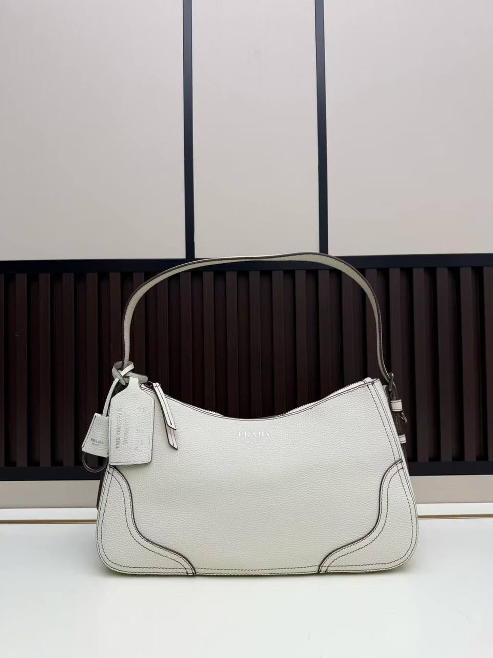Grand sac porté épaule en cuir Prada Aimée