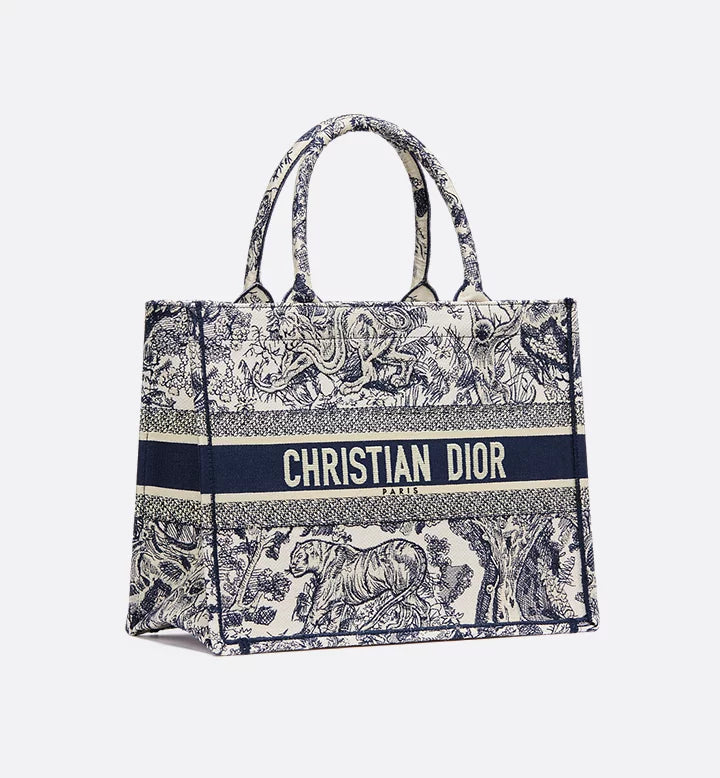Sac Diôr Book Tote Medium
Broderie Toile de Jouy écrue et bleue
