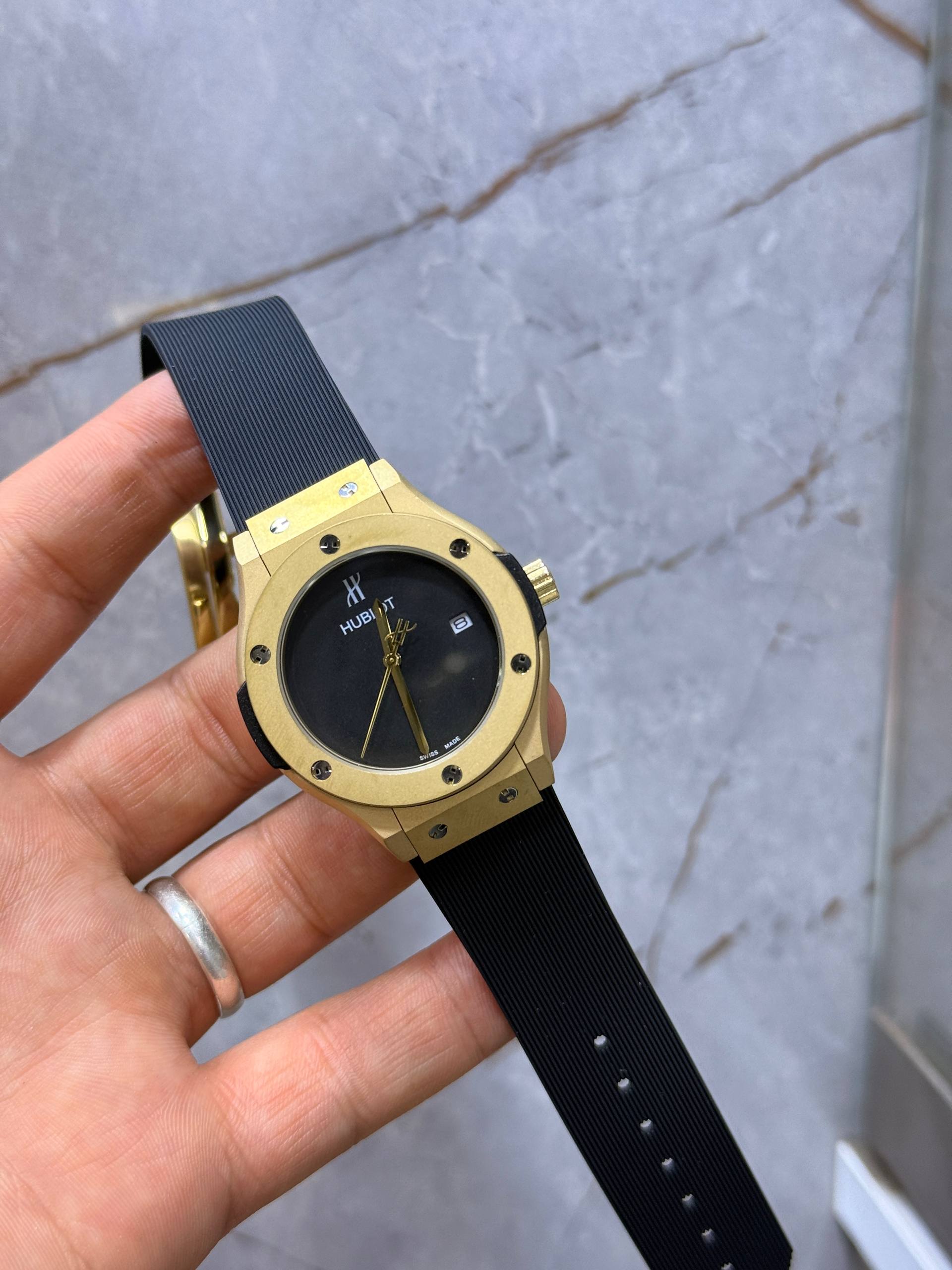 Hublot
Montre classic fusion original yellow gold