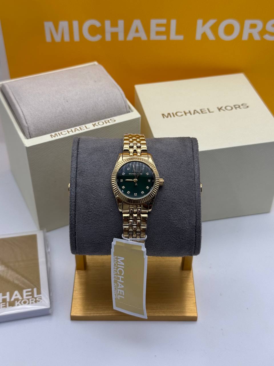 Michael Kors
Petite montre Lexington dorée à pierres pavées