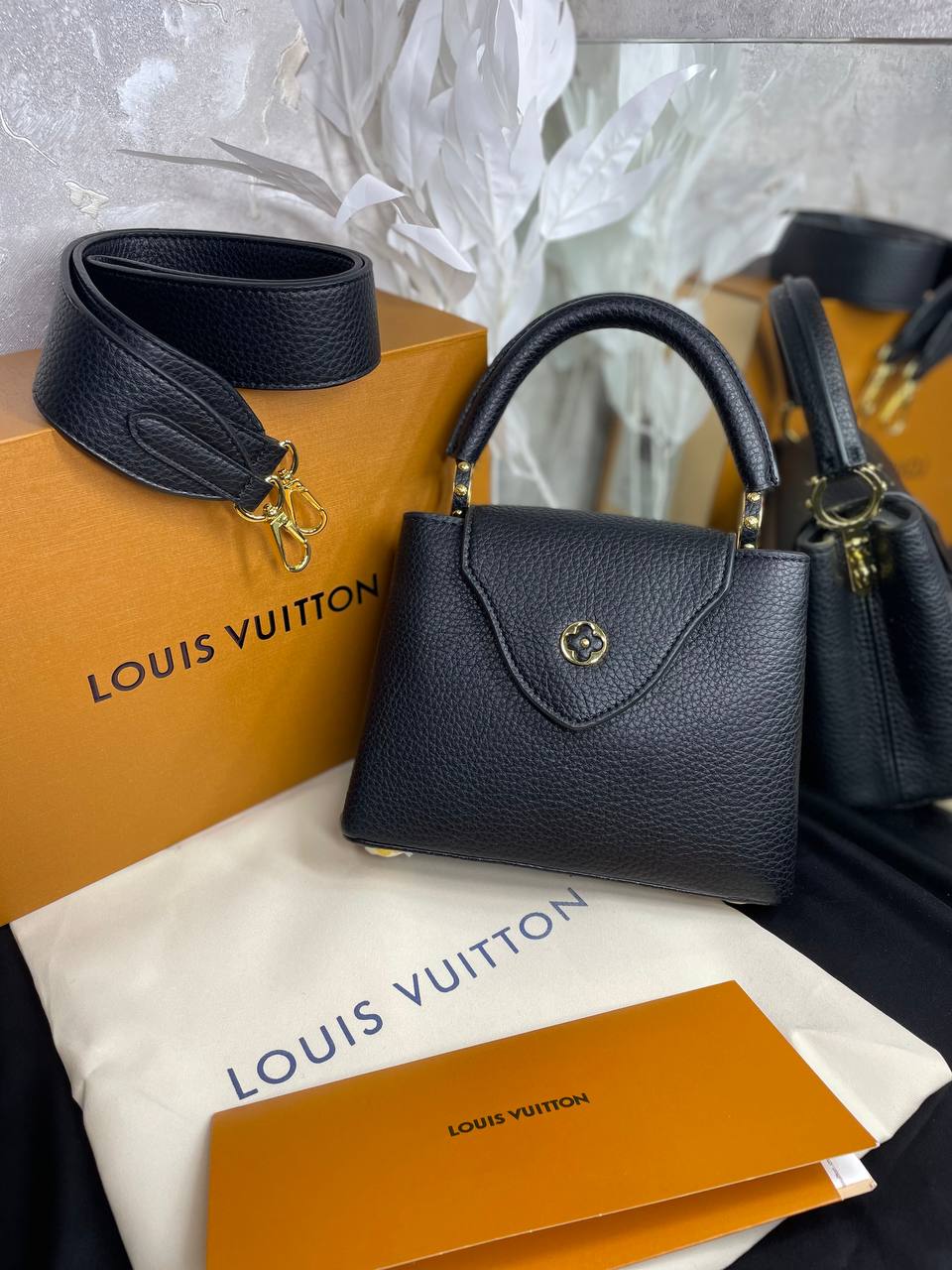 LV Sac Capucines BB En cuir