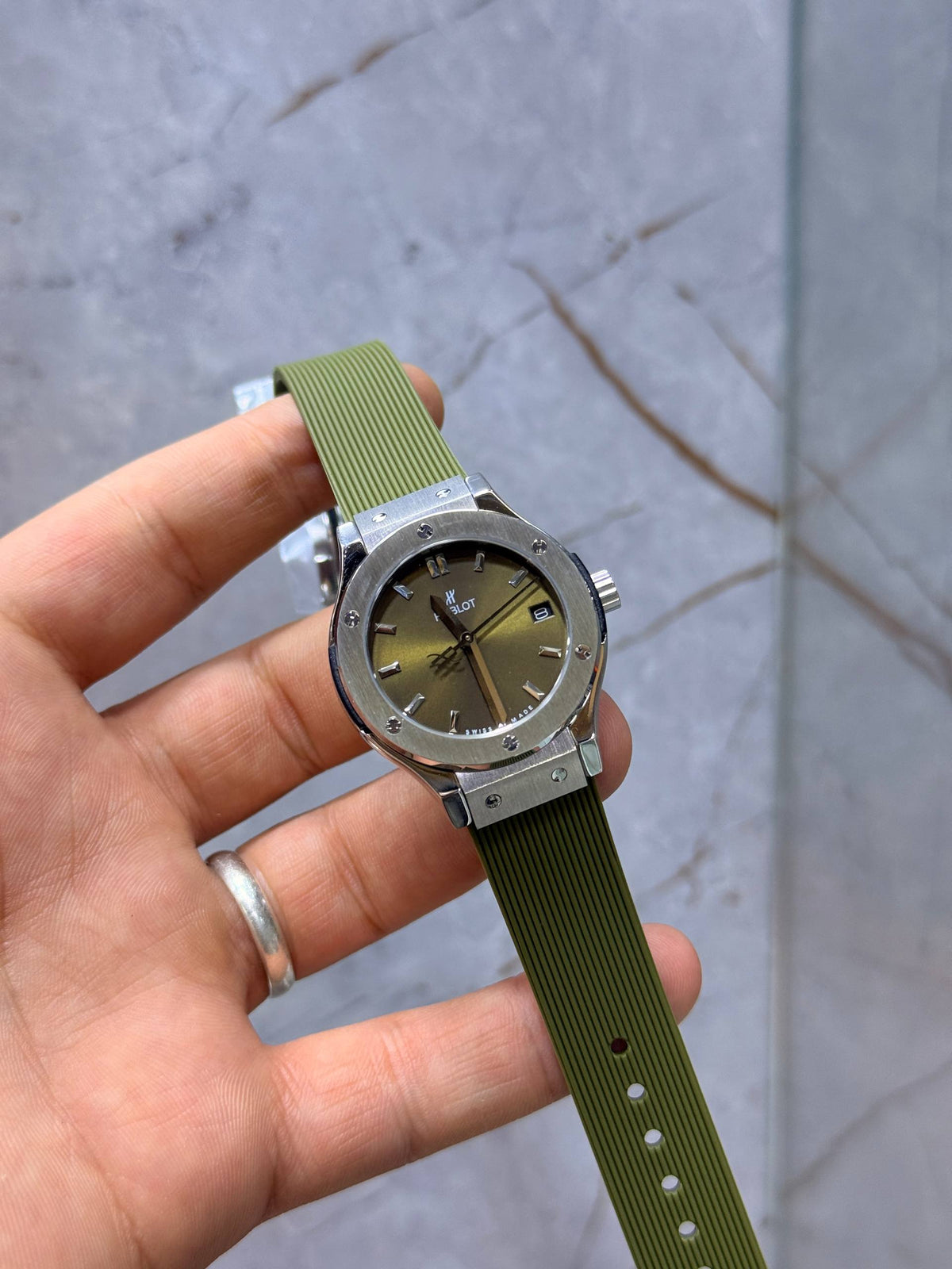 Montre Hublot Classic Fusion Titanium Green quartz cadran vert bracelet caoutchouc vert 33 mm
