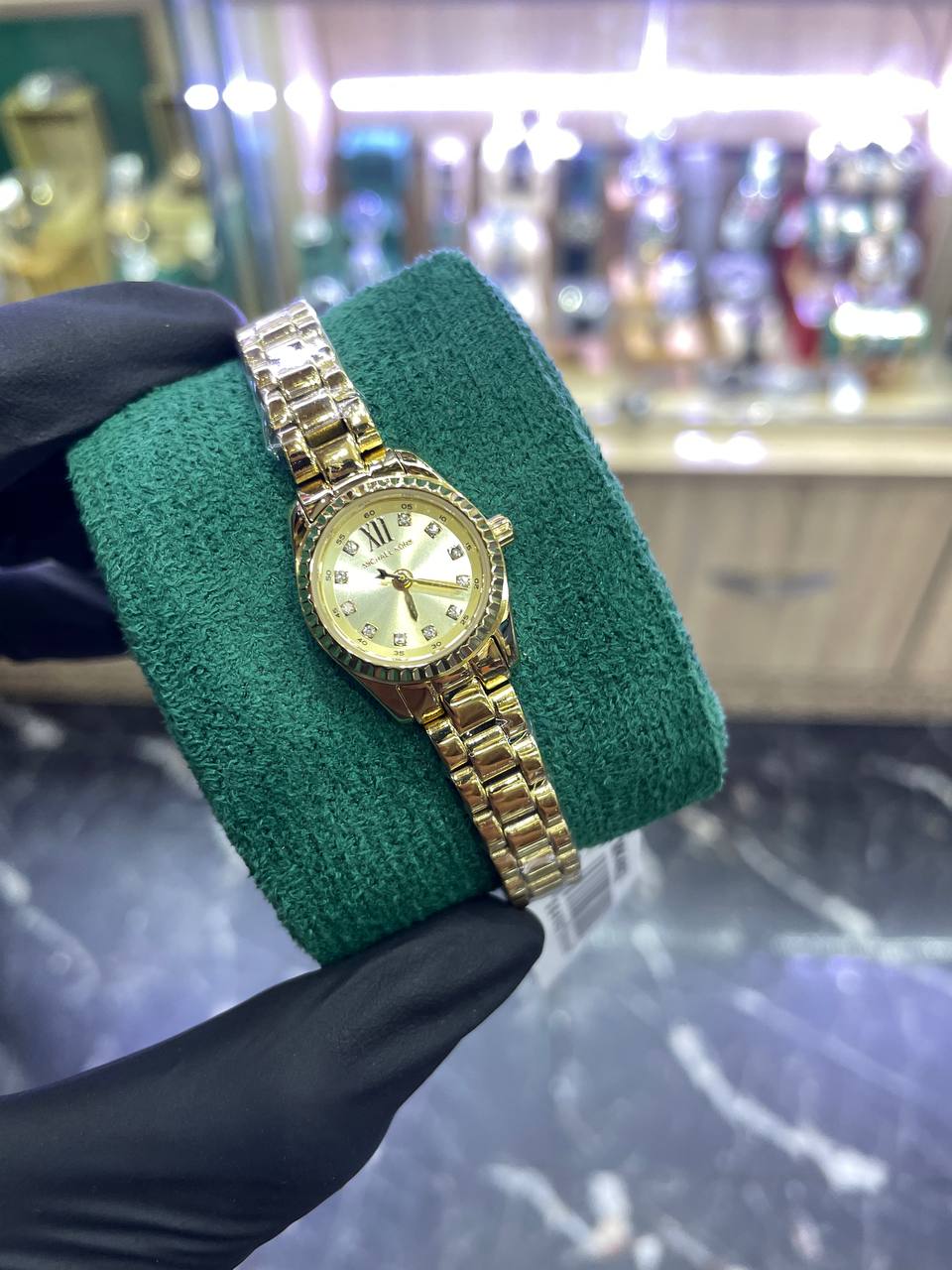 Michael Kors
Montre miniature Lexington de ton or à pavé