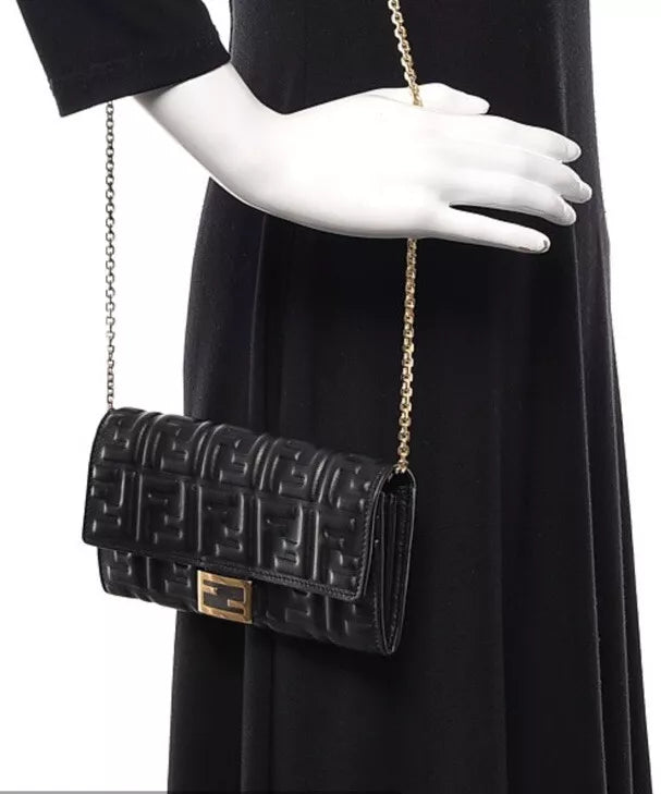 Fêndï Continental Baguette Noir Nappa Gaufré FF Portefeuille sur Chaîne