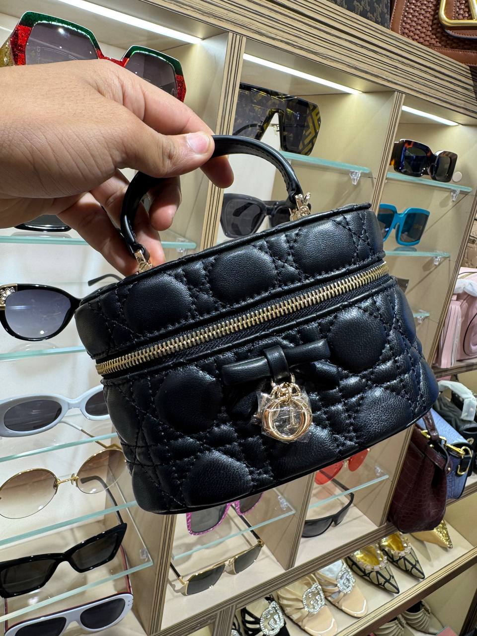 Dior Mini vanity
Cuir d'agneau Cannage noir
