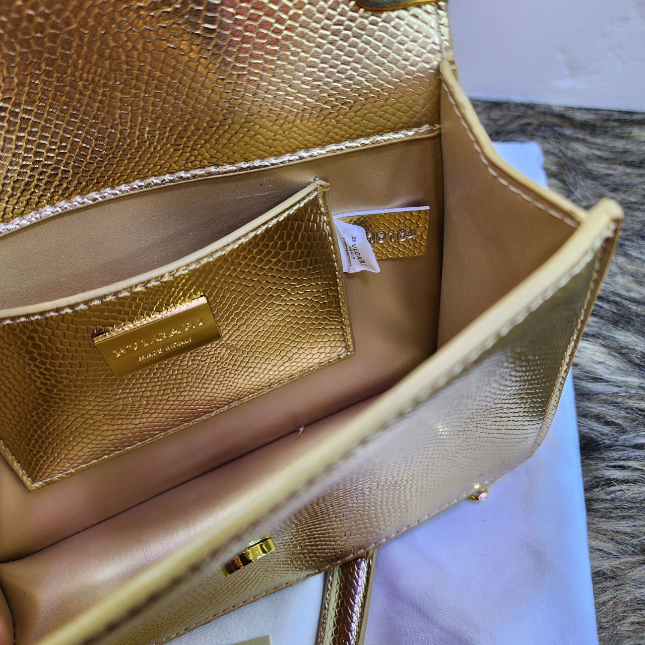 Bvlg@ri Sac bandoulière Serpenti exotique avec étiquette Doré