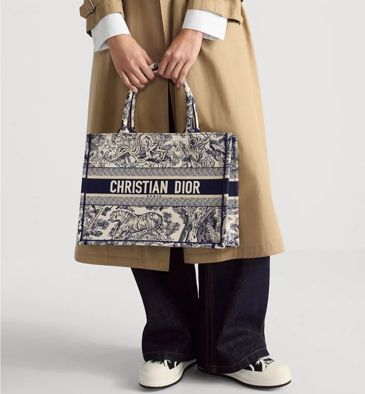 Sac Diôr Book Tote Medium
Broderie Toile de Jouy écrue et bleue