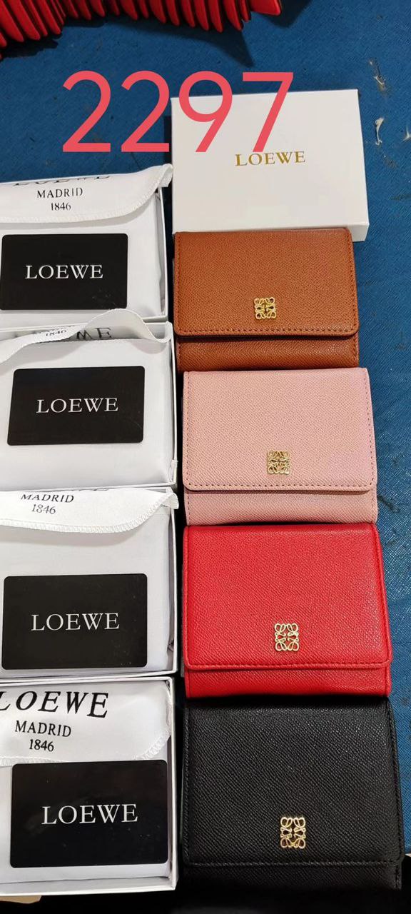 LÔËWE
Anagram textured wallet